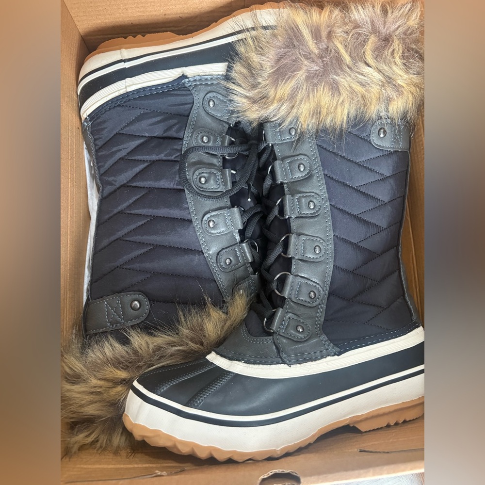 NWT Size 6 Portland Boot Company Winter / Water
resistant 3M Boots